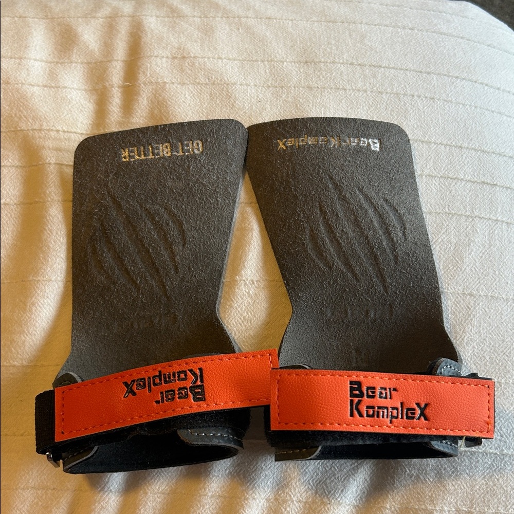 Bear KomopleX Black and Orange CrossFit Grips Size Medium NWOT